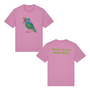 Luomupuuvillainen pinkki masennusfolk merch t-paita, linnun design Sanna Seetri. Sinisen sävyinen lintu painettuna etupuolelle ja takapuolella teksti "mitä sanois mun äiti"
